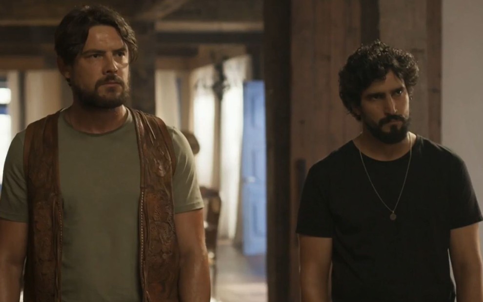 José (Sergio Guizé) e Tertulinho (Renato Góes) estão em pé lado a lado em cena da novela Mar do Sertão