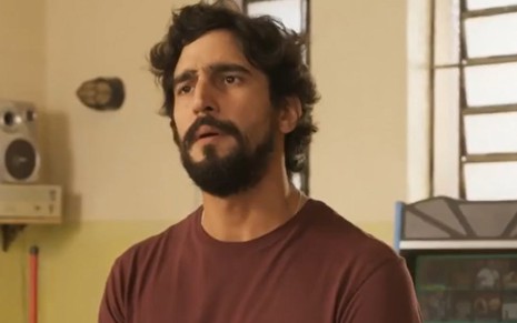 O ator Renato Góes caracterizado como Tertulinho em cena de Mar do Sertão