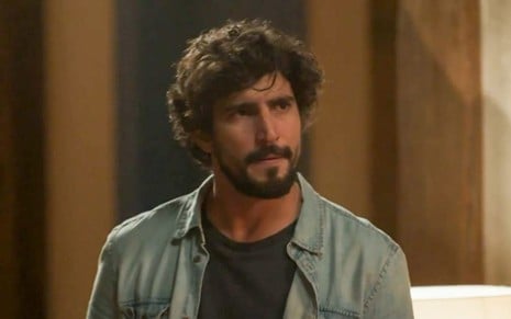 O ator Renato Góes como Tertulinho em Mar do Sertão; ele está olhando para o lado com cara de irado