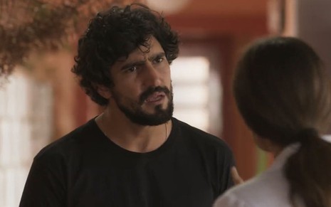 O ator Renato Góes como Tertulinho em Mar do Sertão; ele está olhando para frente com cara de espantado