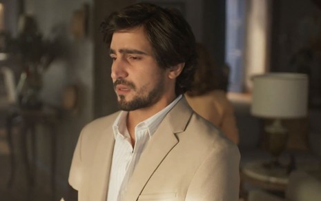 O ator Renato Góes como Tertulinho em Mar do Sertão; ele está de lado, olhando para frente com cara de choro
