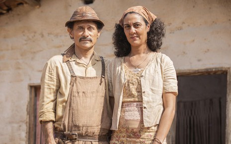 Enrique Diaz e Clarissa Pinheiro estão caracterizados como seus personagens em Mar do Sertão