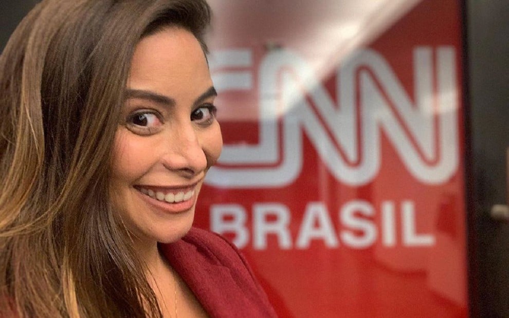 Marcela Monteiro sorri em uma foto no Instagram ao lado da logomarca da CNN Brasil