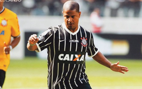 Marcelinho Carioca usa uniforme preto com listras brancas do Corinthians e corre com a bola em jogo comemorativo