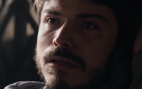 Marcelo Arnal chora em cena da novela Reis