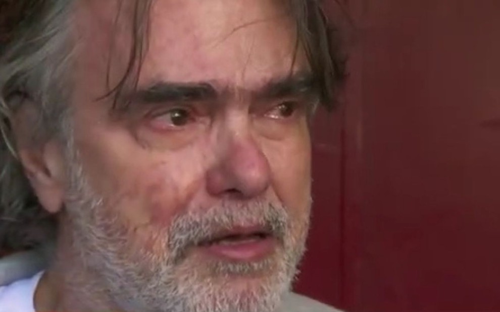 O ator Marcelo Drummond chora em entrevista à GloboNews