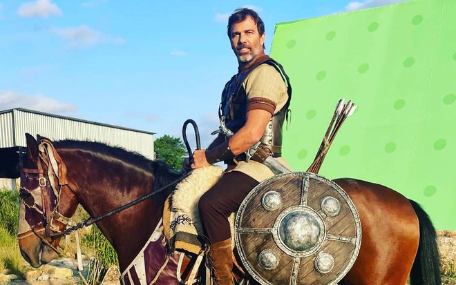 Marcelo Faria está montado em cavalo caracterizado como Joabe, seu personagem em Reis
