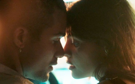 Marcelo (Lucas Leto) e Guta (Julia Dalavia) quase se beijam em cena de Pantanal, novela das nove da Globo