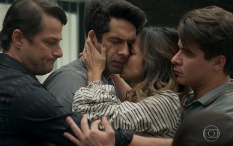 Malagueta (Marcelo Serrado), Agnaldo (João Baldasserini), Sandra Helena (Nanda Costa) e Júlio (Thiago Martins) se abraçam no último capítulo de Pega Pega