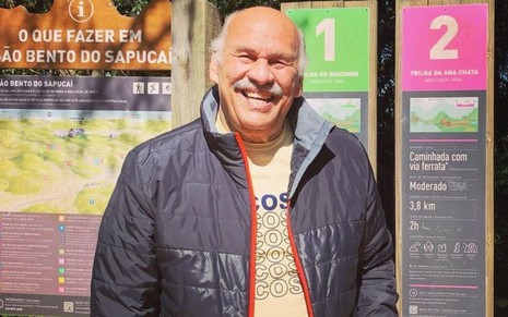 Imagem de Márcio Canuto sorridente durante passeio em São Bento do Sapucaí