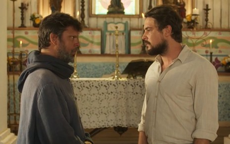 Fubá Mimoso (Marco França) encara José (Sergio Guizé) em cena da novela Mar do Sertão