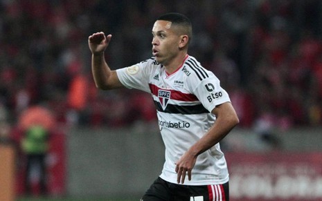 Marcos Guilherme, do São Paulo, em campo com uniforme branco com listras vermelha e preta