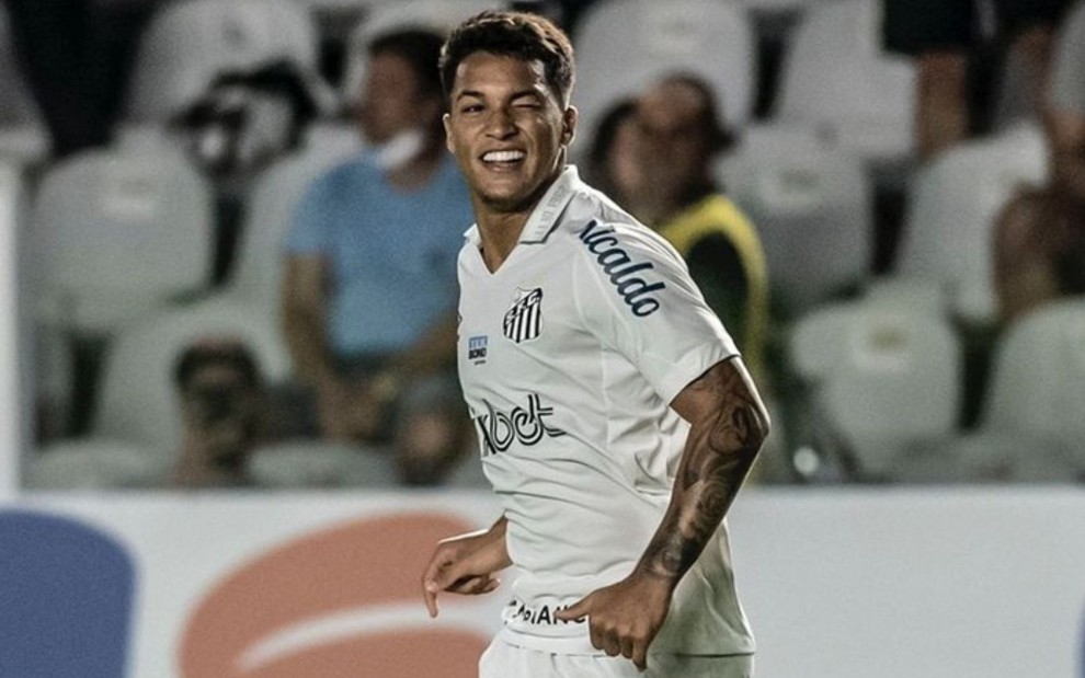 Marcos Leonardo, do Santos, joga pelo clube com uniforme inteiro branco