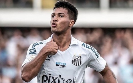 Marcos Leonardo, do Santos, comemora gol pelo clube com uniforme inteiro branco