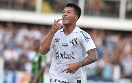 Marcos Leonardo, do Santos, comemora gol pelo clube com uniforme inteiro branco