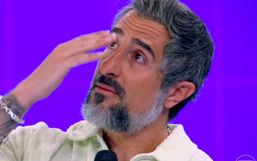 Marcos Mion olha para o alto e controla o choro no Caldeirão, da Globo