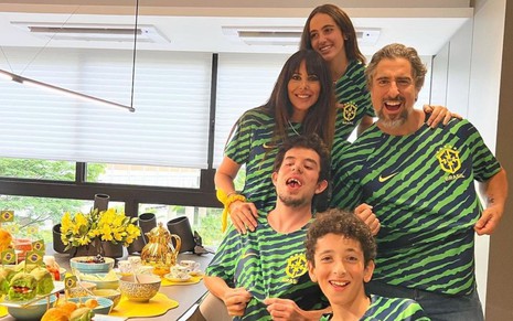 Foto de Marcos Mion com a mulher Suzana Gullo e os filhos Donatela, Romeu e Stefano