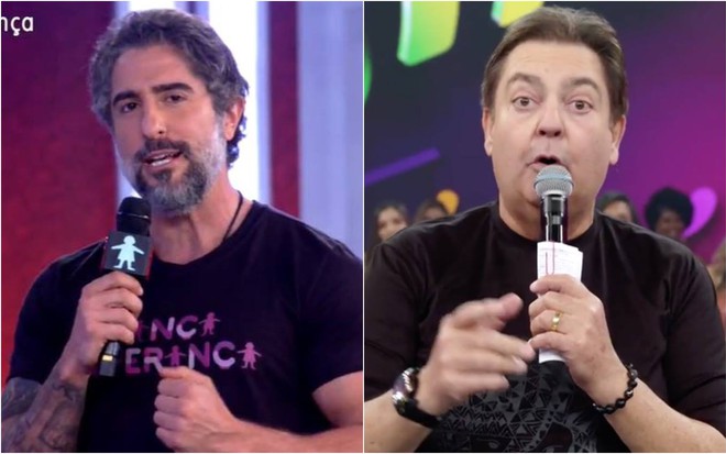 Marcos Mion segura microfone, veste camiseta preta e está na frente de um fundo roxo; Faustão veste camiseta preta, segura microfone e está na frente de um fundo roxo