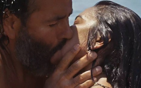 Marcos Palmeira e Dira Paes se beijam em cena de Pantanal