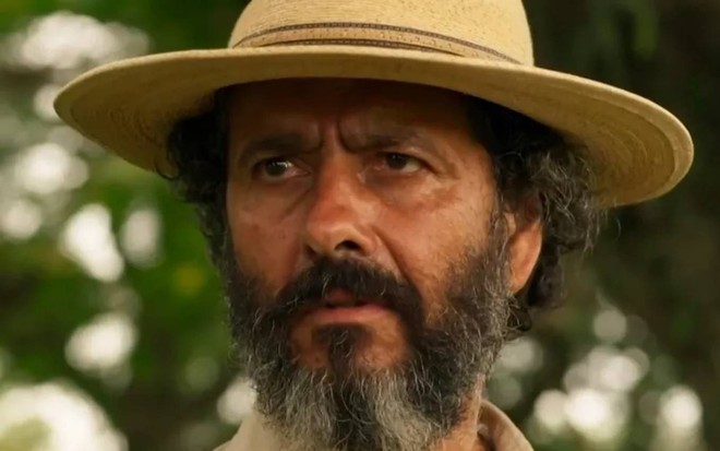 Ator Marcos Palmeira olha para frente com cara de sério em cena de Pantanal