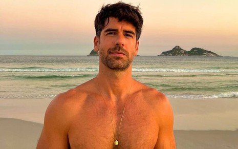 Marcos Pitombo posando sem camisa em frente ao mar
