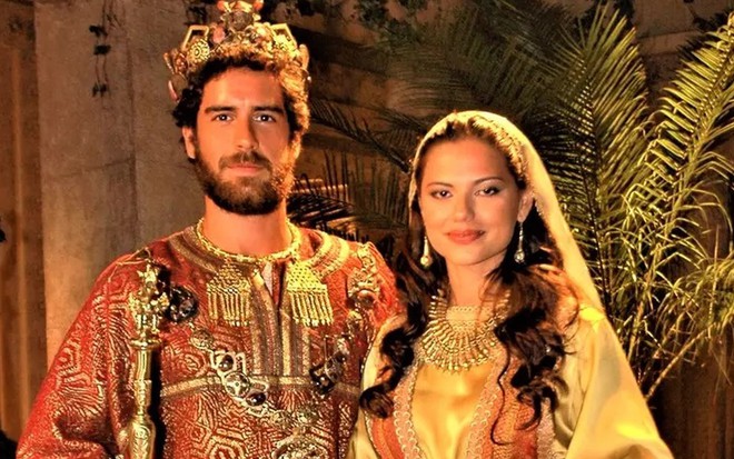 Marcos Pitombo e Gabriela Durlo estão caracterizados como seus personagens em A História de Ester