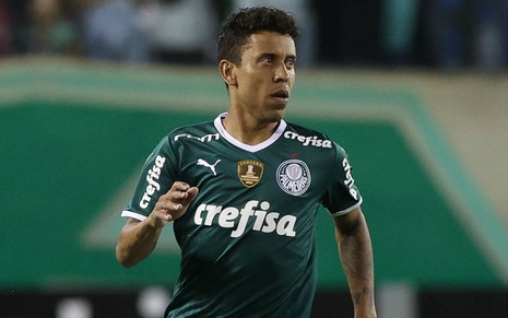 Marcos Rocha, do Palmeiras, em campo vestindo uniforme inteiro verde