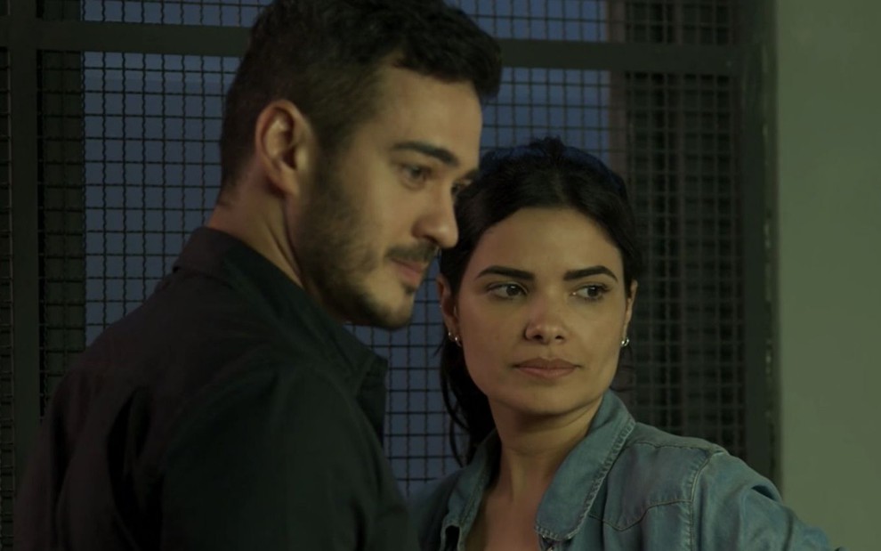 Antônia (Vanessa Giácomo) e Domênico (Marcos Veras) olham para alguém fora da imagem em cena de Pega Pega