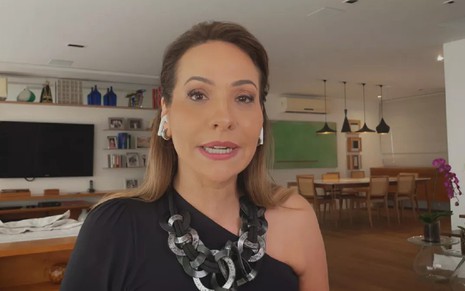 Maria Beltrão com uma camisa preta em entrevista no É de Casa em abril