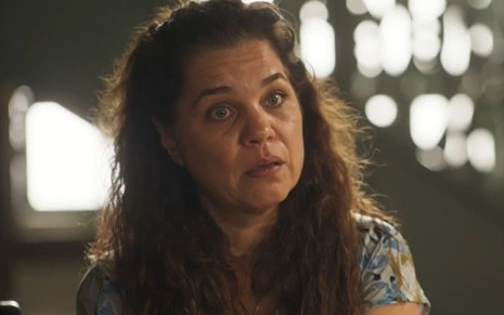 Isabel Teixeira com expressão assustada em cena como Maria Bruaca na novela Pantanal