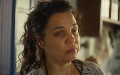 Isabel Teixeira com expressão triste em cena como Maria Bruaca na novela Pantanal