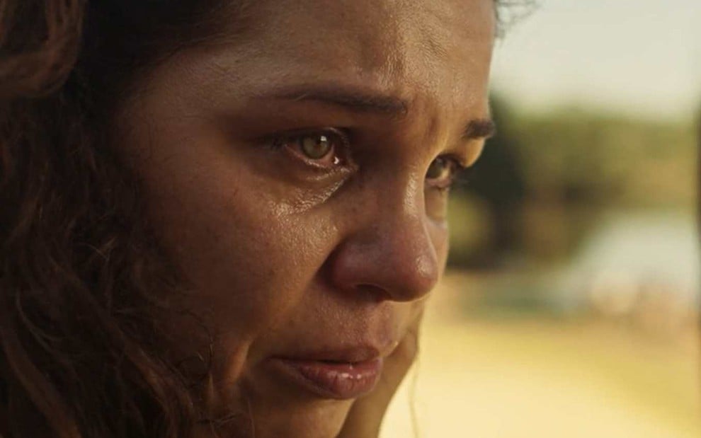 Atiz Isabel Teixeira olha para frente com cara de choro em cena de Pantanal