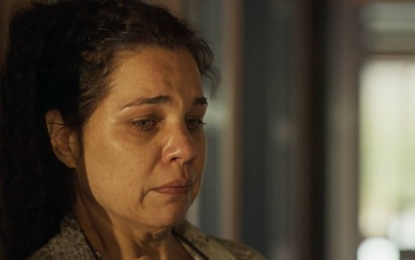 Isabel Teixeira, caracterizada como sua personagem em Pantanal, está triste e apreensiva