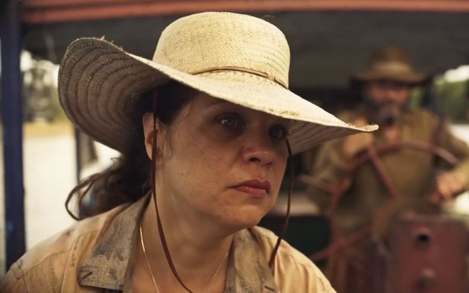 Isabel Teixeira, caracterizada como sua personagem em Pantanal, está usando chapéu