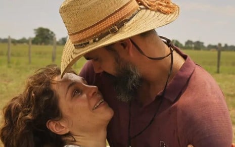 Maria Bruaca (Isabel Teixeira) e Alcides (Juliano Cazarré) em cena de Pantanal