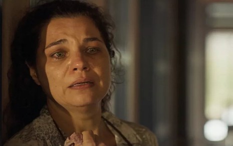 A atriz Isabel Teixeira está com olhos chios de lágrimas em cena da novela Pantanal, da Globo