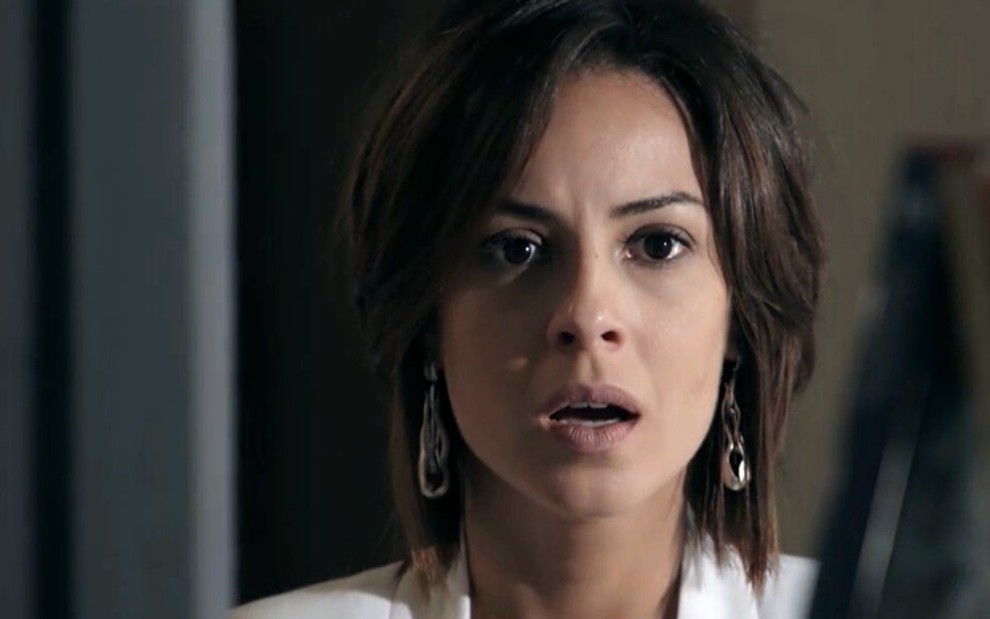 A atriz Andréia Horta faz cara de choque em cena da novela Império