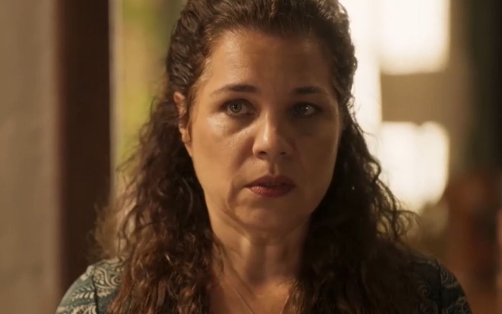 Isabel Teixeira com expressão séria em cena como Maria Bruaca na novela Pantanal