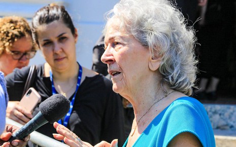 Maria Dal Farra falando com a imprensa em frente ao local onde aconteceu o velório de Susana Naspolini