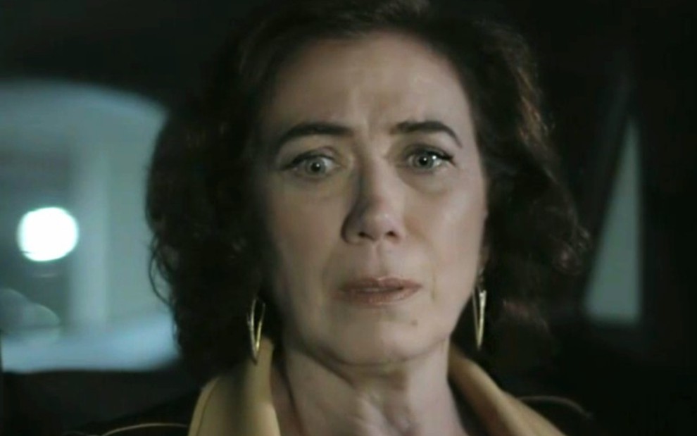 A atriz Lilia Cabral olha para baixo com cara de medo em cena da novela Império