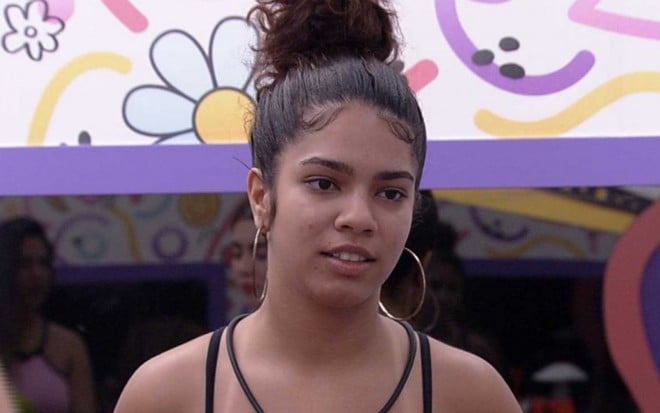 Maria conversa com participantes no quarto lollipop do BBB 22