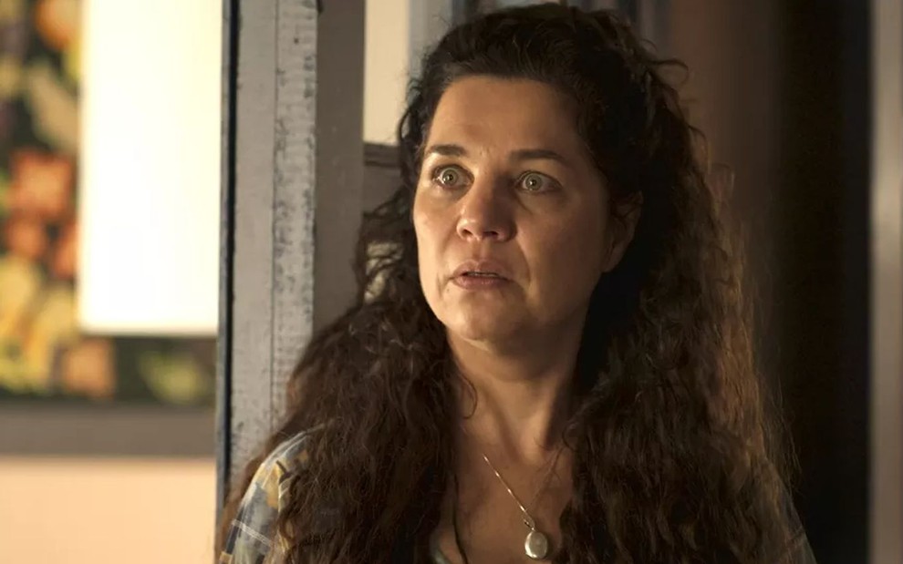 A atriz Isabel Teixeira como Maria Bruaca em Pantanal; ela está olhando para frente com cara de espanto