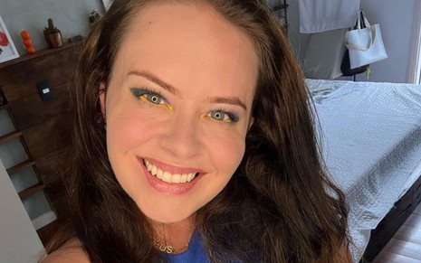 Mariana Bridi sorri em selfie