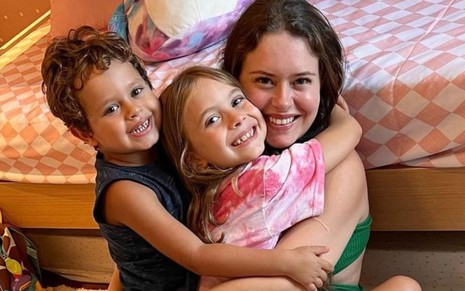 Mariana Bridi está abraçada a Valentim e Aurora em foto publicada no Instagram