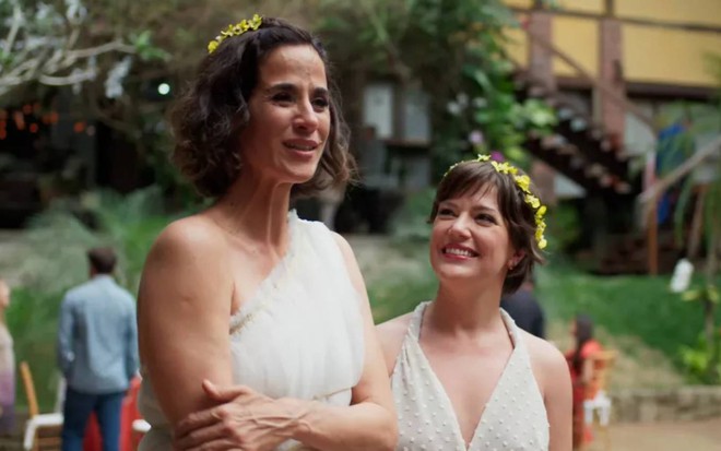 Mariana Lima e Natália Lage surgem lado a lado e sorriem em cena de Um Lugar ao Sol