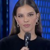 Mariana Rios está séria e com microfone na mão em A Grande Conquista