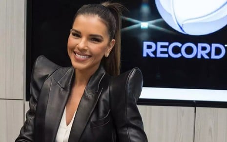 Mariana Rios com uma blusa preta e branca na assinatura do contrato para apresentar Ilha Record 2