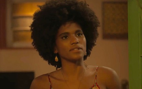 Mariana Sena com expressão séria em cena como Lorena na novela Mar do Sertão
