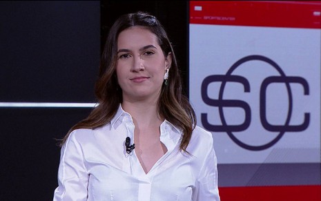 Mariana Spinelli de camisa branca