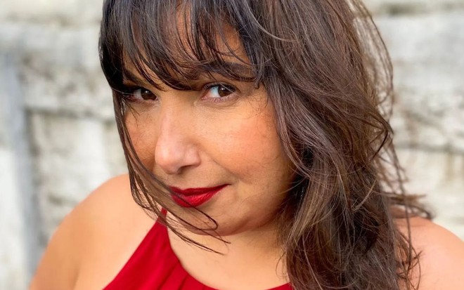 Imagem de Mariana Xavier de regata vermelha e cabelo solto